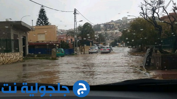 فيديو: مياه الأمطار الغزيرة تتسبب بفيضانات وتغرق شوارع بالبلاد